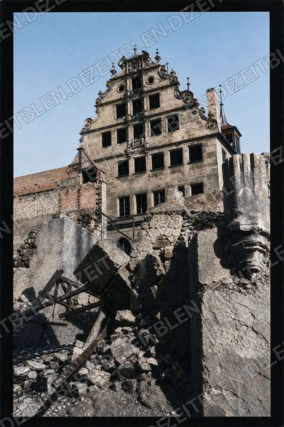 Trümmer vor der vermutlich Pellerhaus-Fassade, April 1949