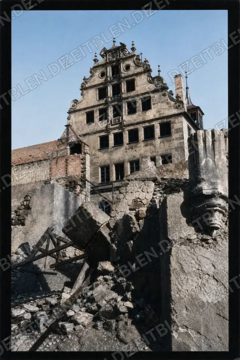 Trümmer vor der vermutlich Pellerhaus-Fassade, April 1949