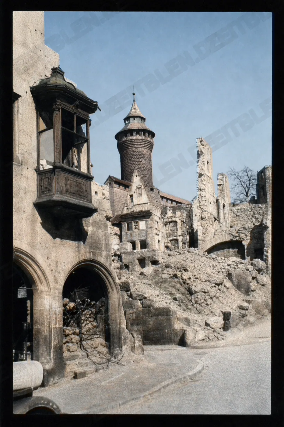 Trümmerblick zum Sinwellturm der Kaiserburg Nürnberg, 1949