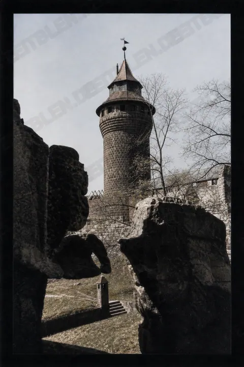 Sinwellturm hinter Nürnberger Trümmern, April 1949
