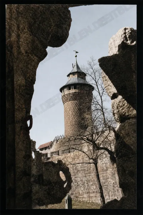 Nahblick auf den Sinwellturm durch Ruinen, April 1949
