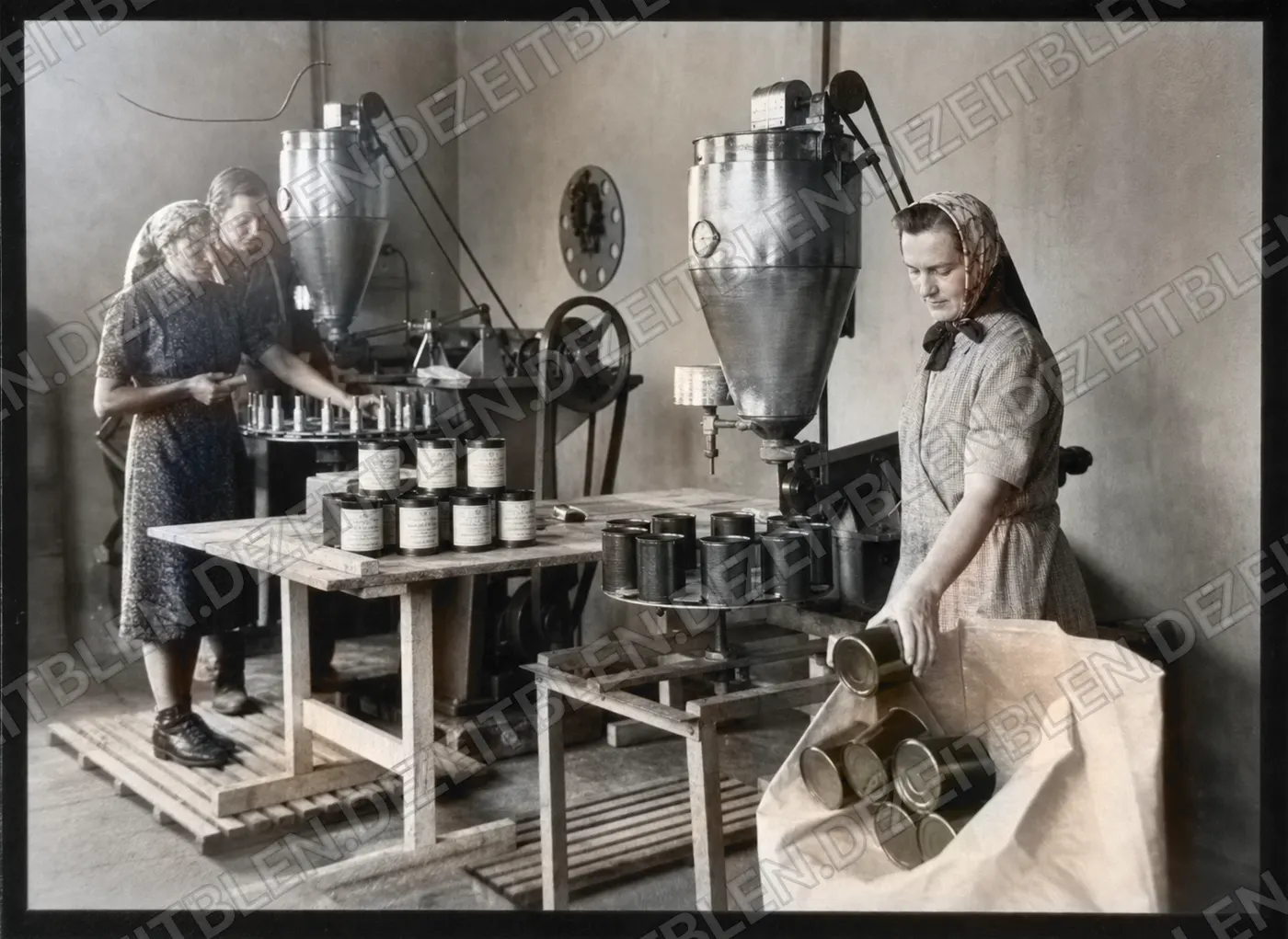 Abfüllarbeit bei Isar-Chemie Dr. Jordan in München, April 1949
