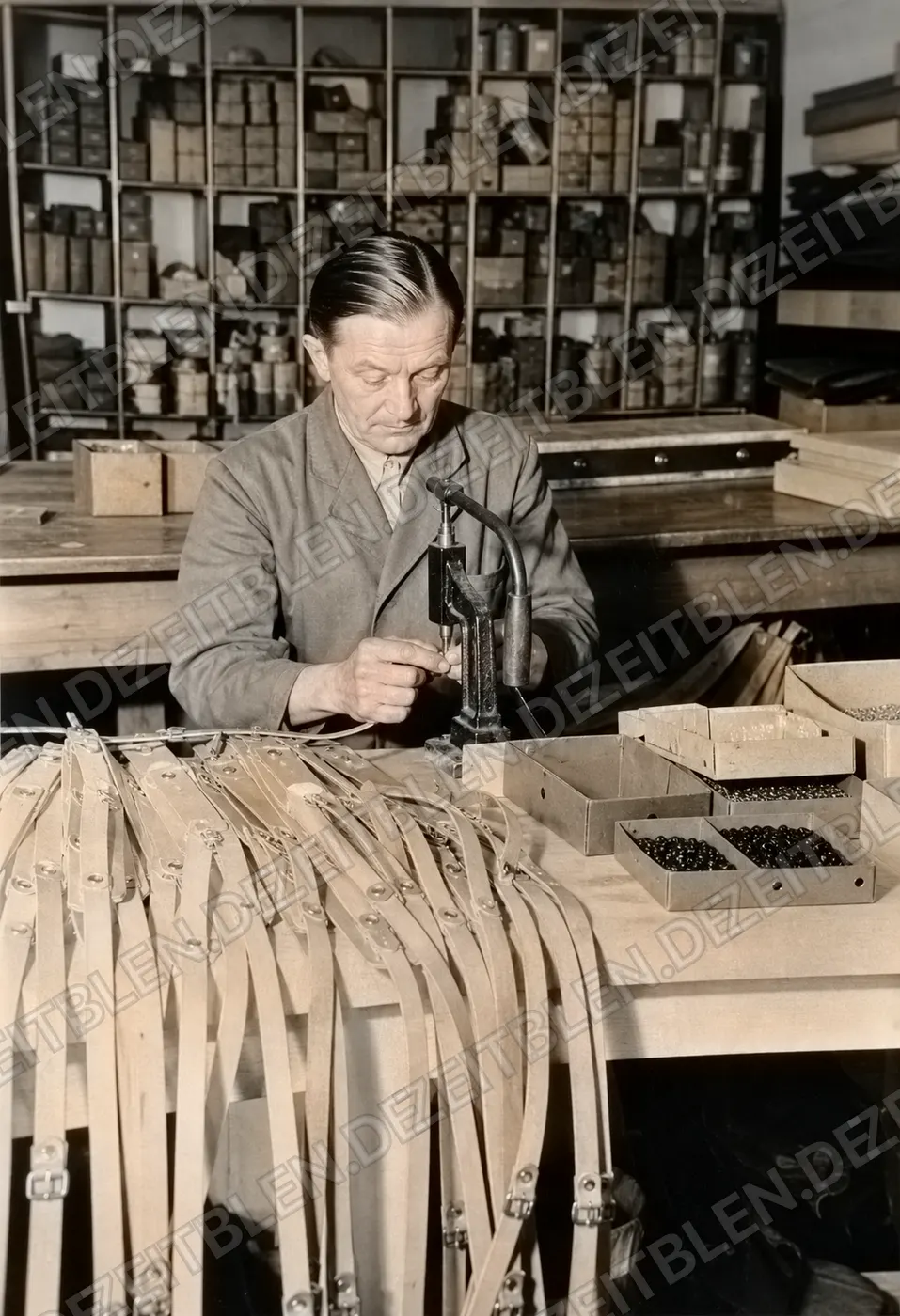 Montage von Rucksackriemen bei Schnabel und Braun, April 1949