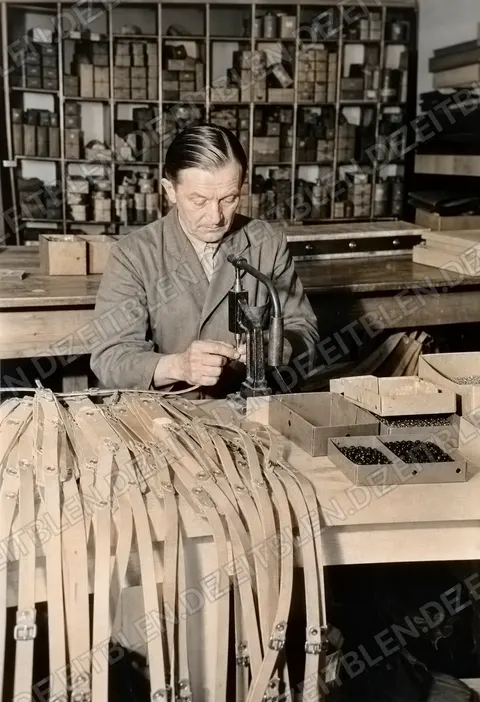 Montage von Rucksackriemen bei Schnabel und Braun, April 1949