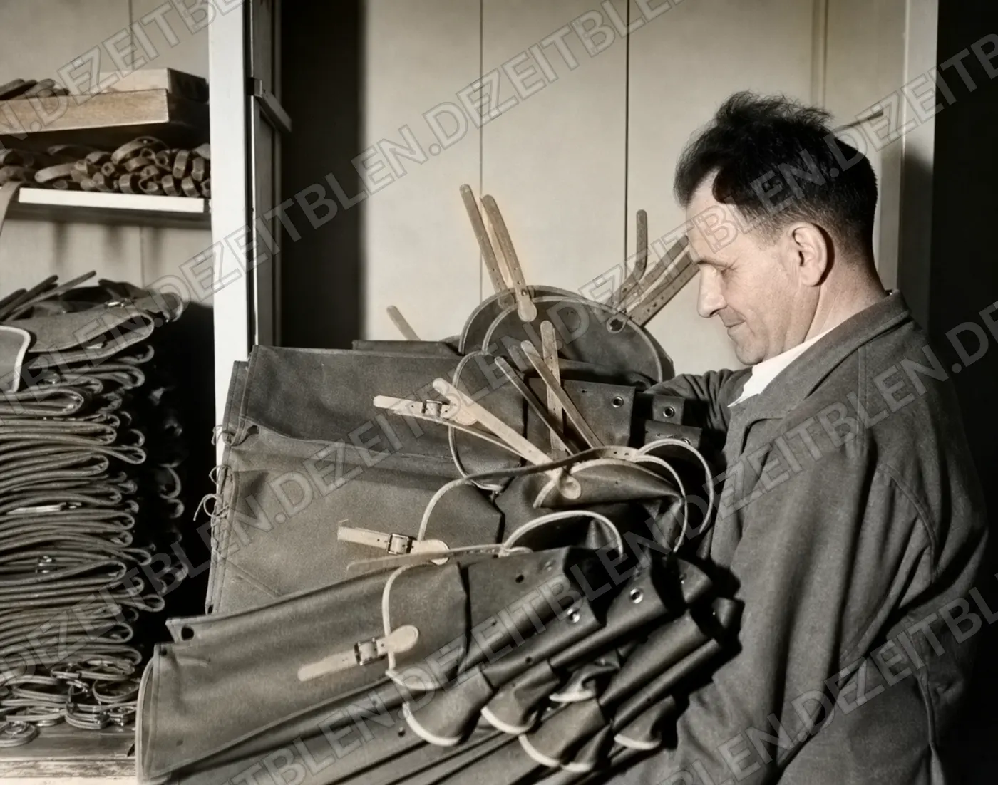 Kontrolle von Rucksackteilen bei Schnabel und Braun, April 1949