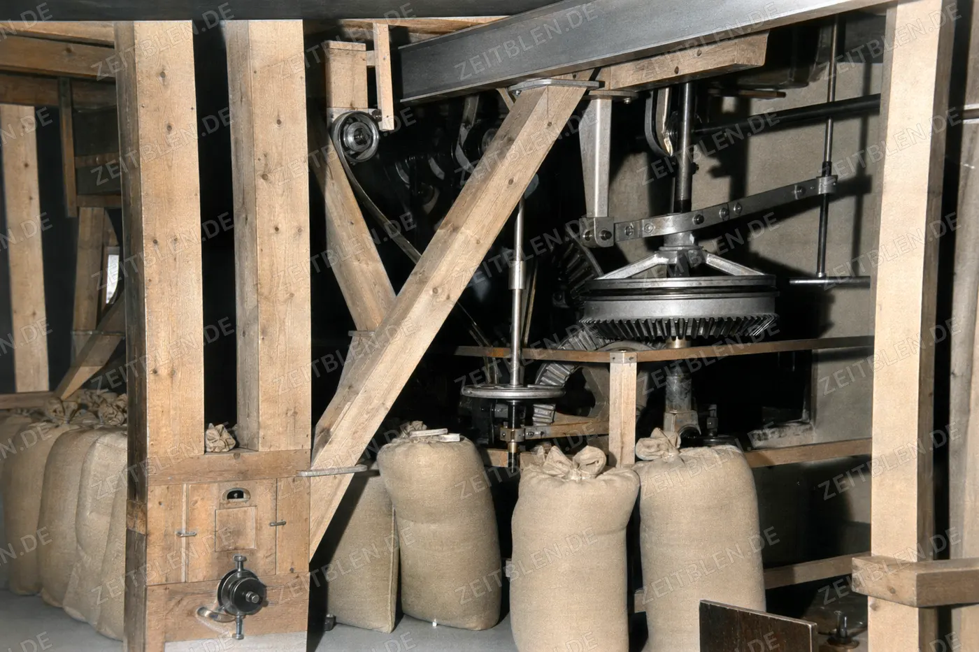 Mühlentechnik und Sackspeicher in der Kunstmühle München, April 1949