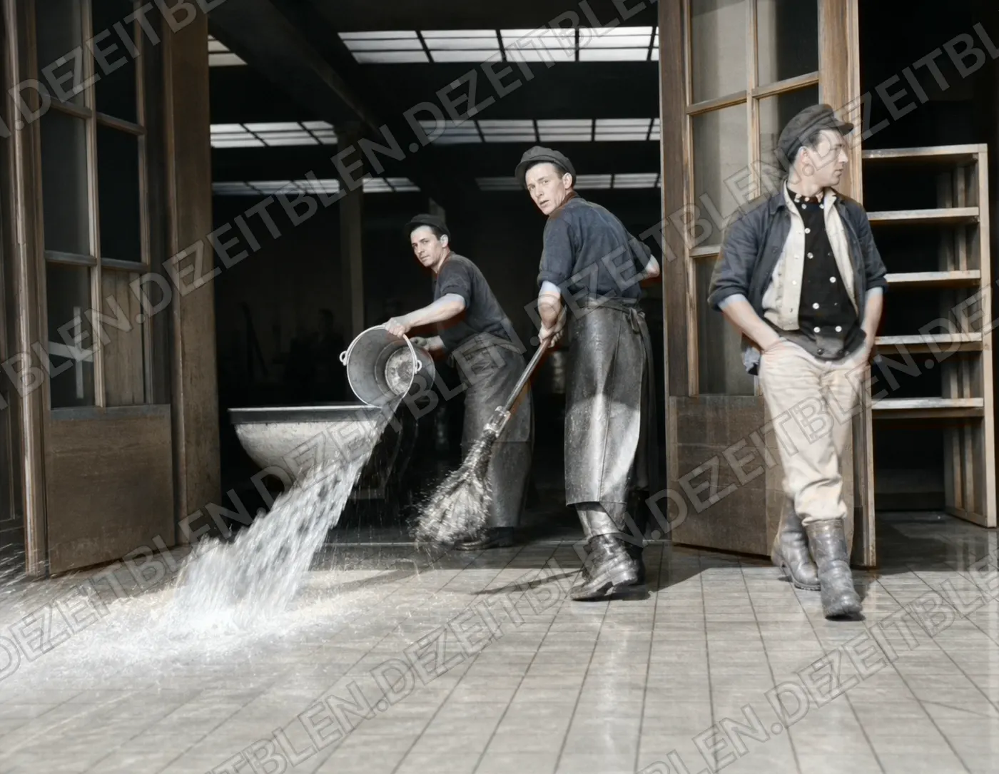Reinigung der Produktionshalle bei Wiedemann, April 1949