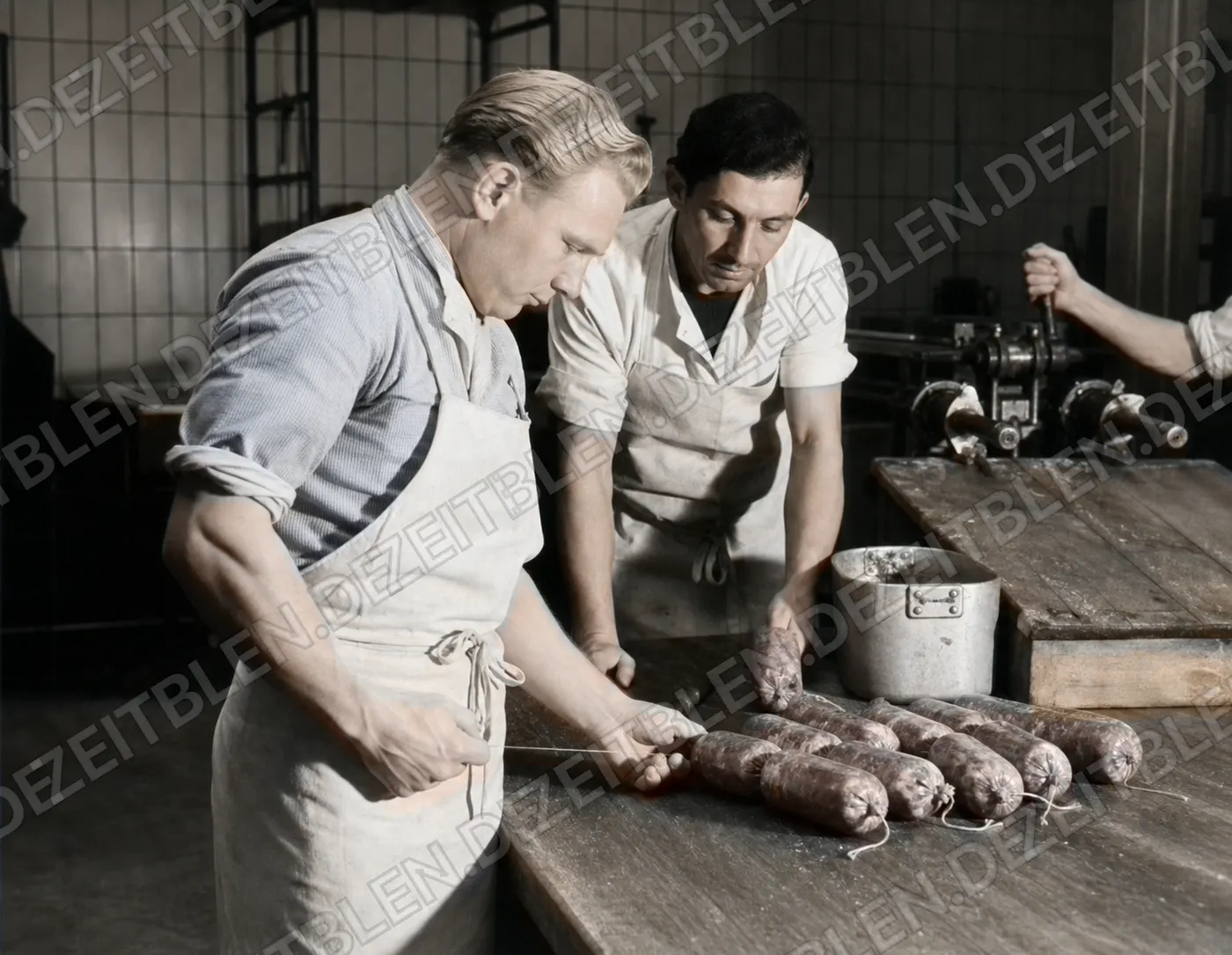 Arbeiter beim Binden von Wurstwaren, München 1949
