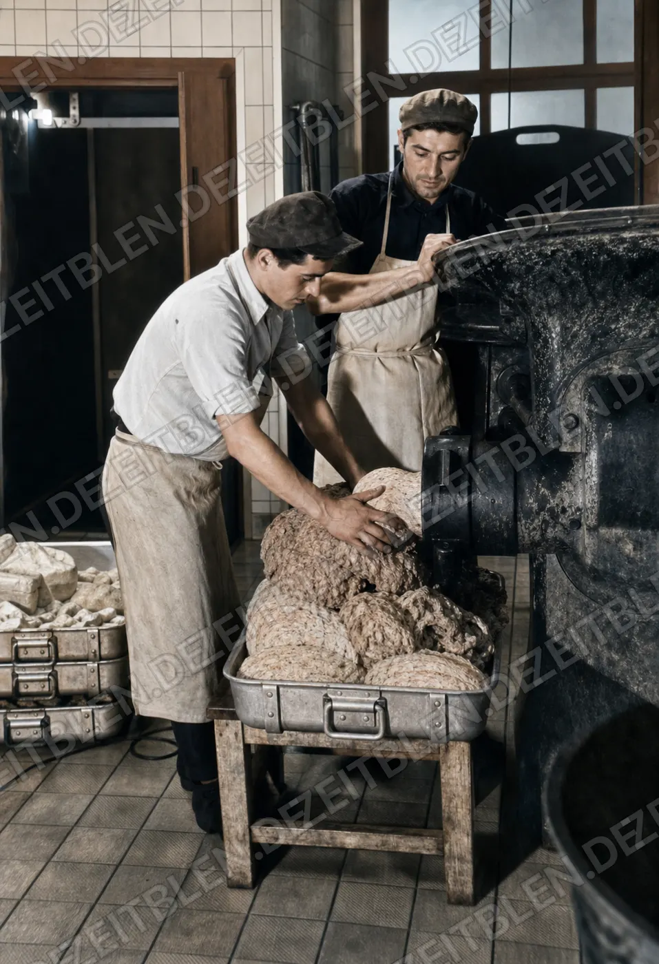 Beschicken einer Fleischverarbeitungsmaschine bei Wiedemann, 1949