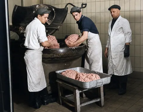 Mischen von Fleischmasse bei Wiedemann, April 1949