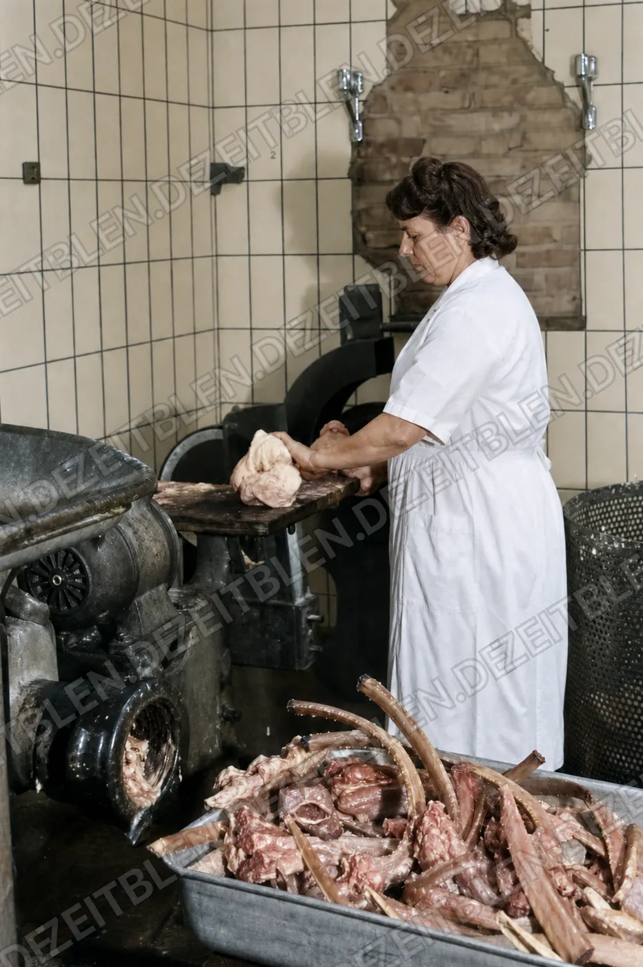 Arbeiterin am Fleischwolf bei Wiedemann, April 1949