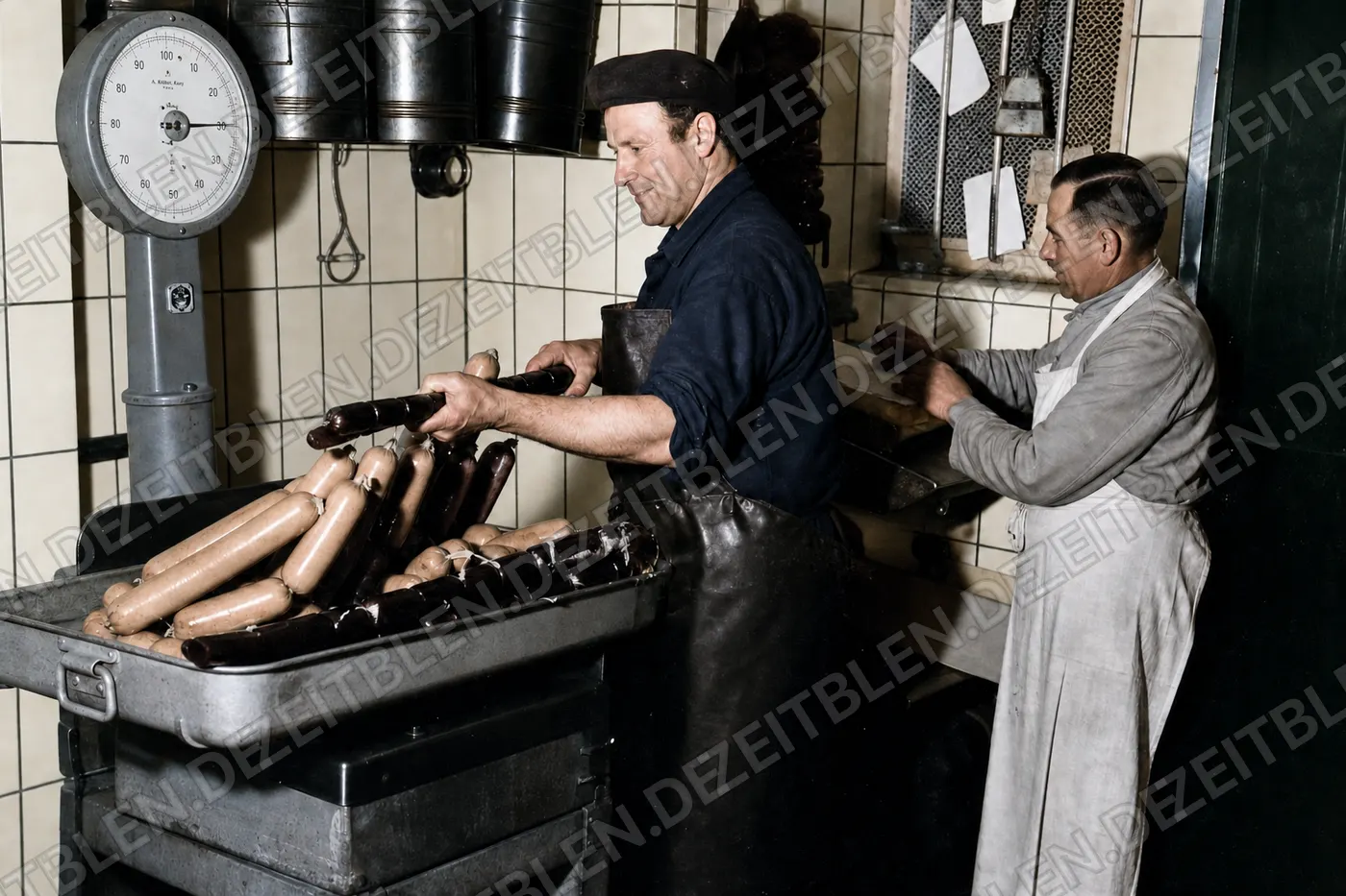 Wiegen von Wurstwaren bei Wiedemann, April 1949