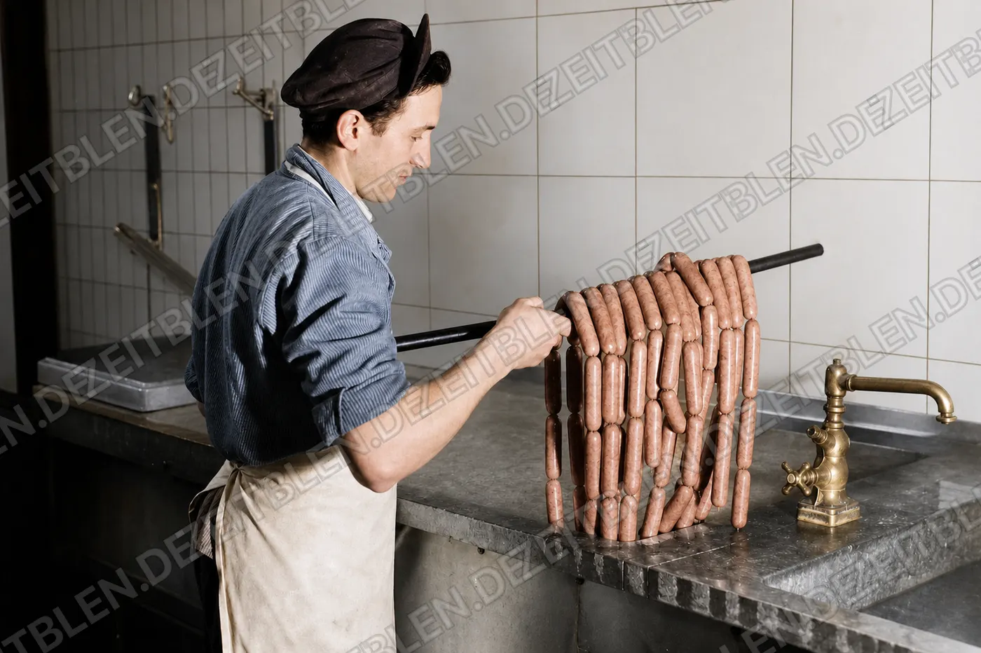Abspülen und Aufhängen von Würsten bei Wiedemann, 1949