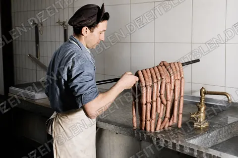 Abspülen und Aufhängen von Würsten bei Wiedemann, 1949