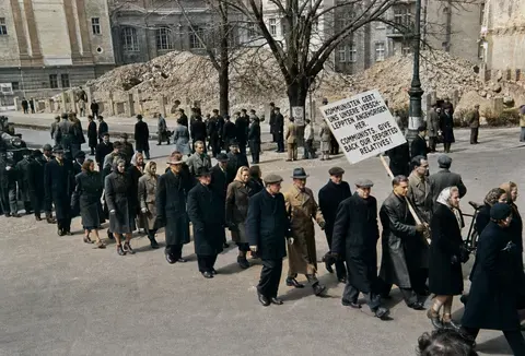 Antikommunistischer Protestzug mit Plakat zu verschleppten Angehörigen