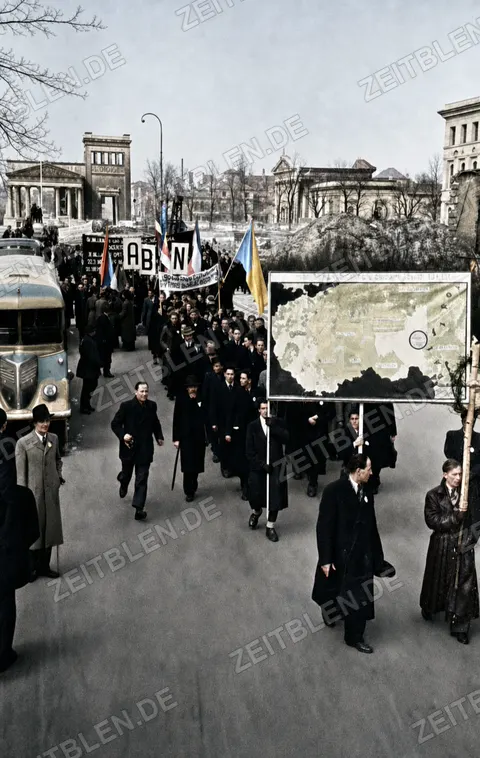 ABN-Protestmarsch mit Kartenbanner am Münchner Königsplatz