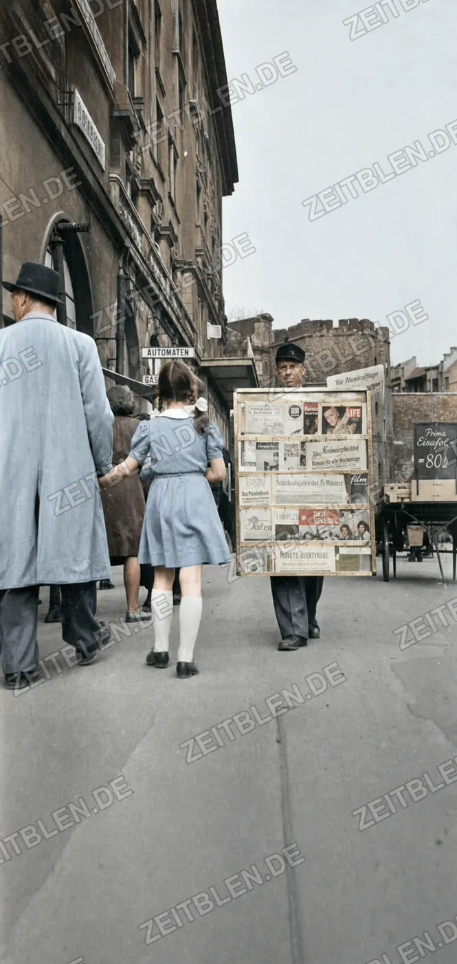 Passanten vor einem Zeitungsverkäufer in München, April 1949