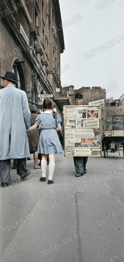 Passanten vor einem Zeitungsverkäufer in München, April 1949