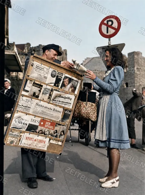 Zeitungskauf bei einem Münchner Straßenverkäufer, April 1949