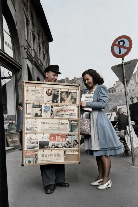 Zeitungskauf an einem Münchner Straßenstand, April 1949