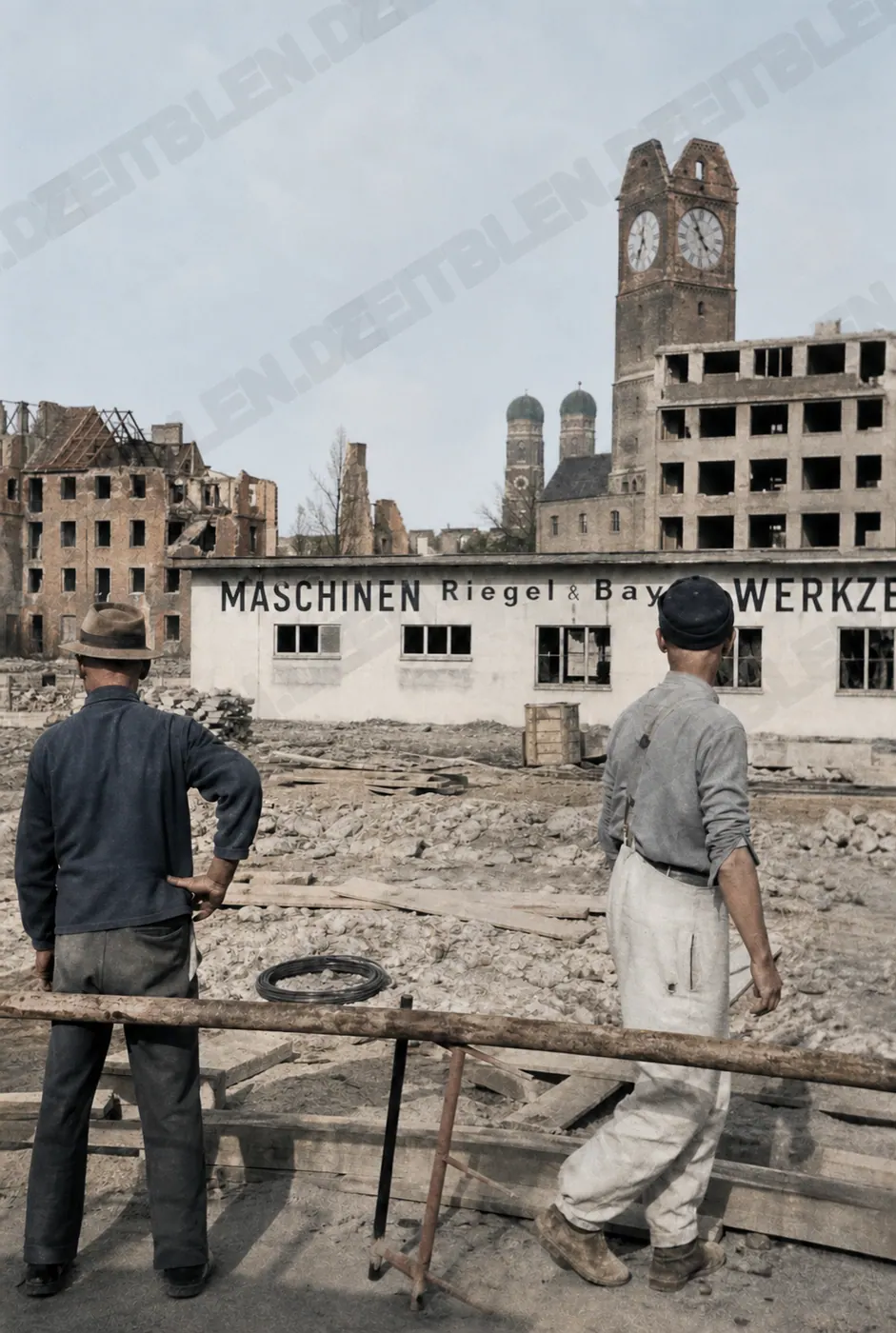 Bauarbeiter auf einer Trümmerfläche nahe der Frauenkirche, April 1949