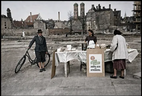 JOPA-Eis-Verkaufsstand vor der Münchner Frauenkirche, April 1949