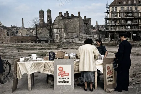 JOPA-Eis-Stand vor Trümmerfläche in München, April 1949
