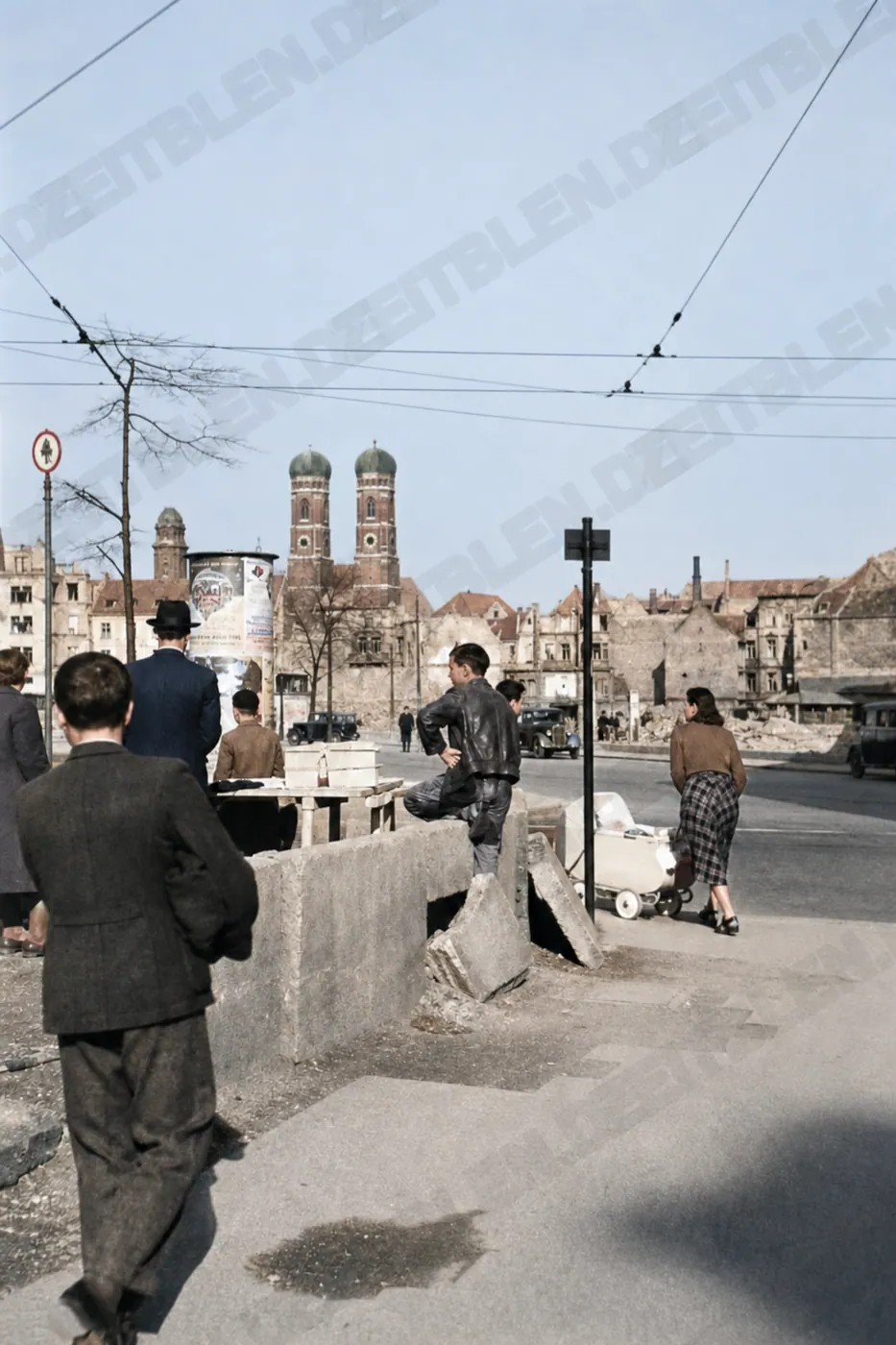 Straßenszene mit Frauenkirche im Hintergrund, April 1949