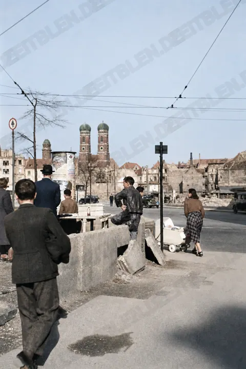 Straßenszene mit Frauenkirche im Hintergrund, April 1949
