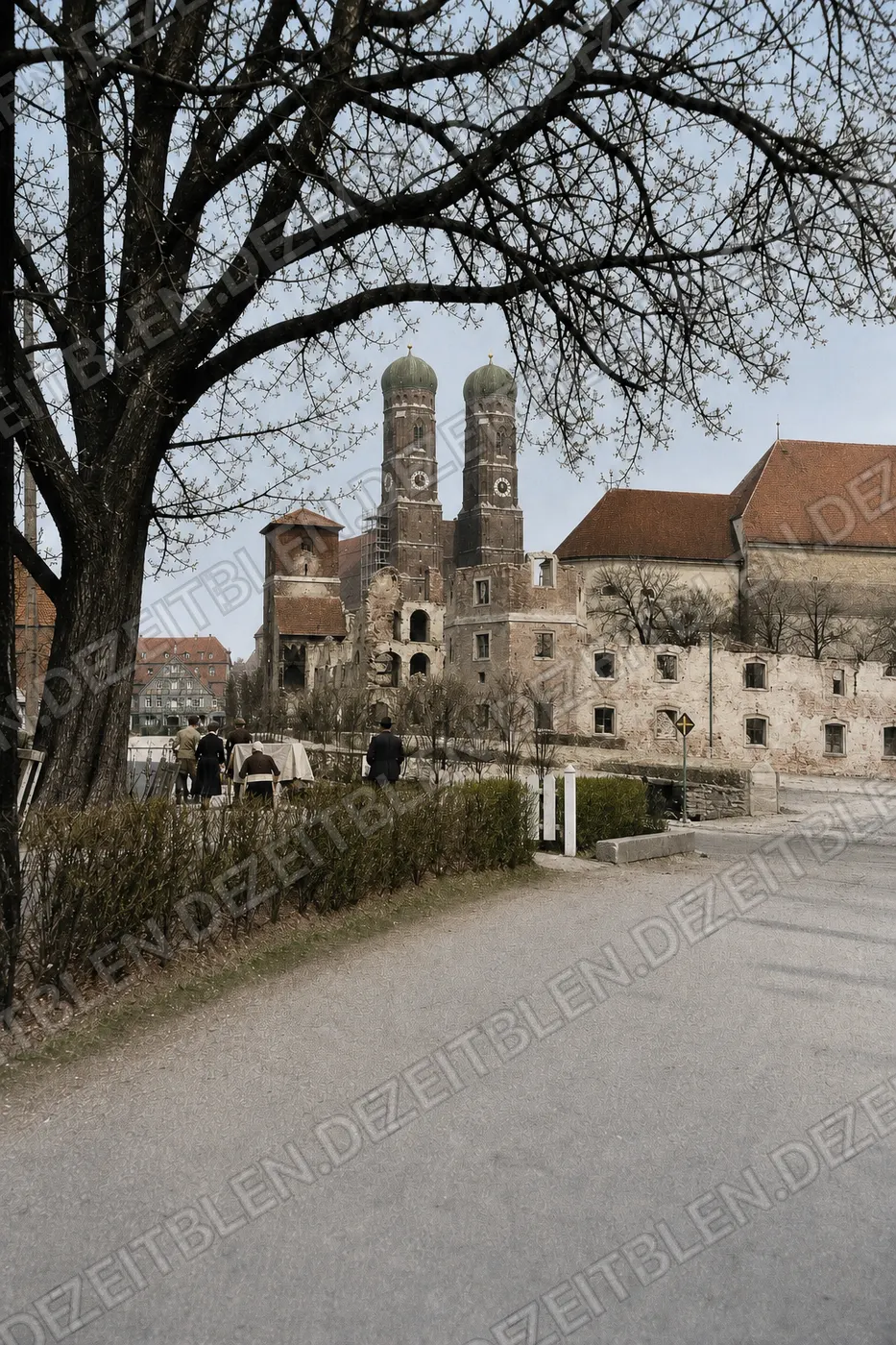 Blick auf die kriegsbeschädigte Münchner Frauenkirche, April 1949