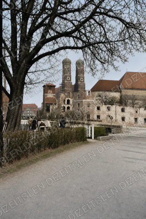 Blick auf die kriegsbeschädigte Münchner Frauenkirche, April 1949