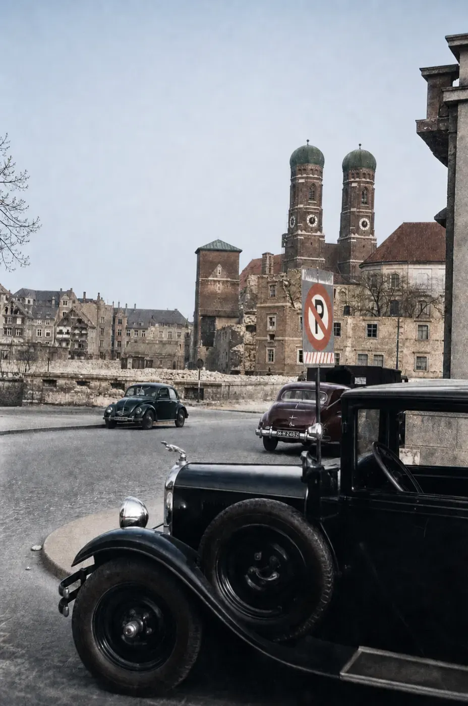 Automobile vor der kriegsbeschädigten Frauenkirche, April 1949
