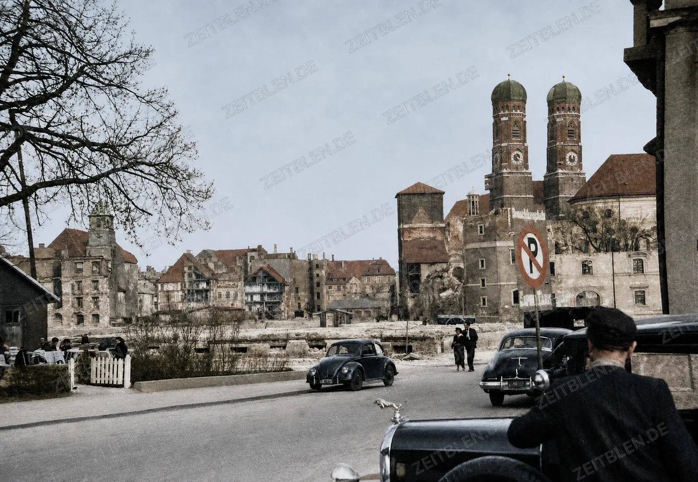 Straßenverkehr und Ruinen vor der Frauenkirche, April 1949