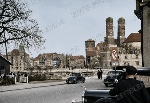 Straßenverkehr und Ruinen vor der Frauenkirche, April 1949