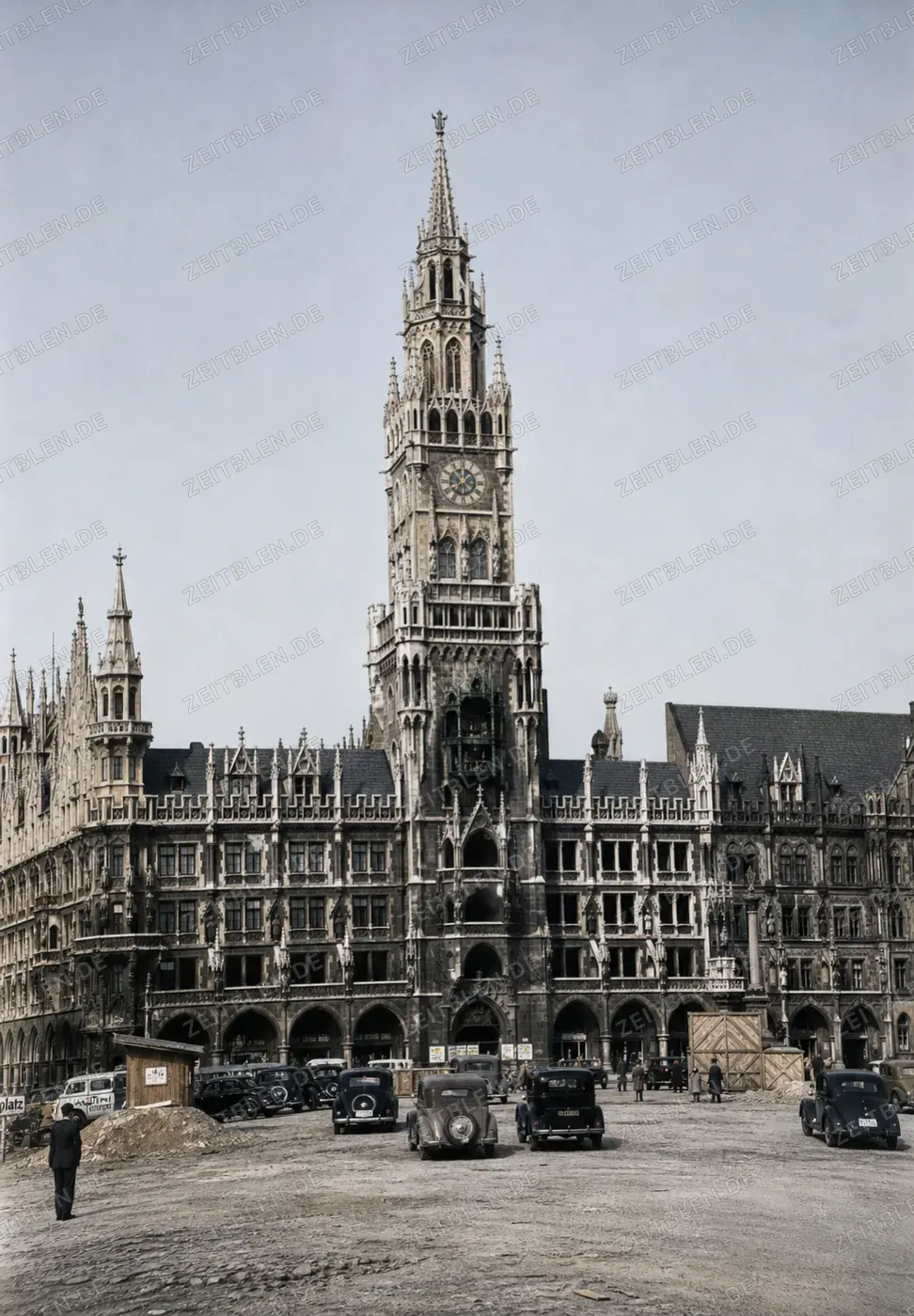 Neues Rathaus am Marienplatz nach Kriegsende, April 1949
