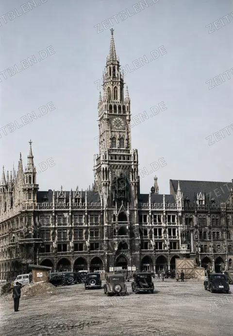 Neues Rathaus am Marienplatz nach Kriegsende, April 1949