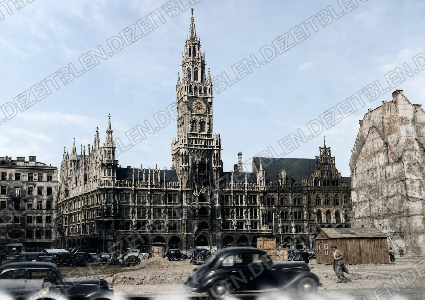 Marienplatz mit Neuem Rathaus und Kriegsschäden, April 1949