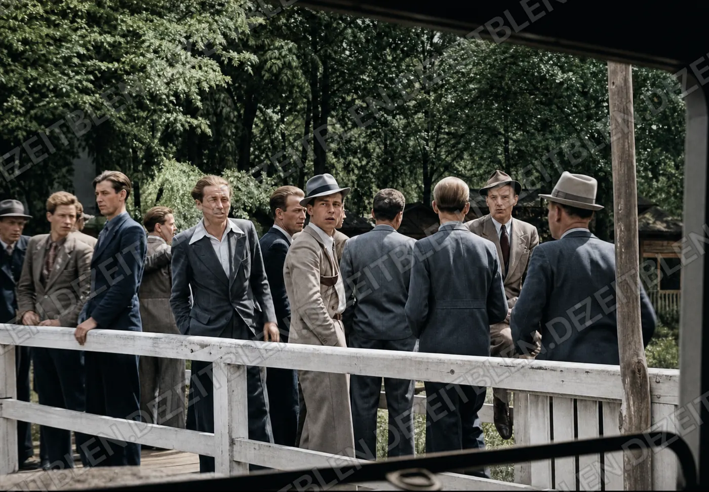 Männergruppe auf einer Terrasse in Berlin, vermutlich 1930er Jahre