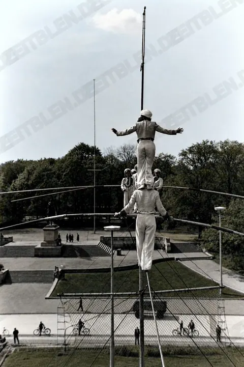 Hochseilartist vor Publikum in Berlin