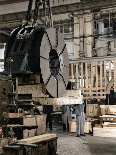 Maschinenmontage in einer Berliner Fabrikhalle