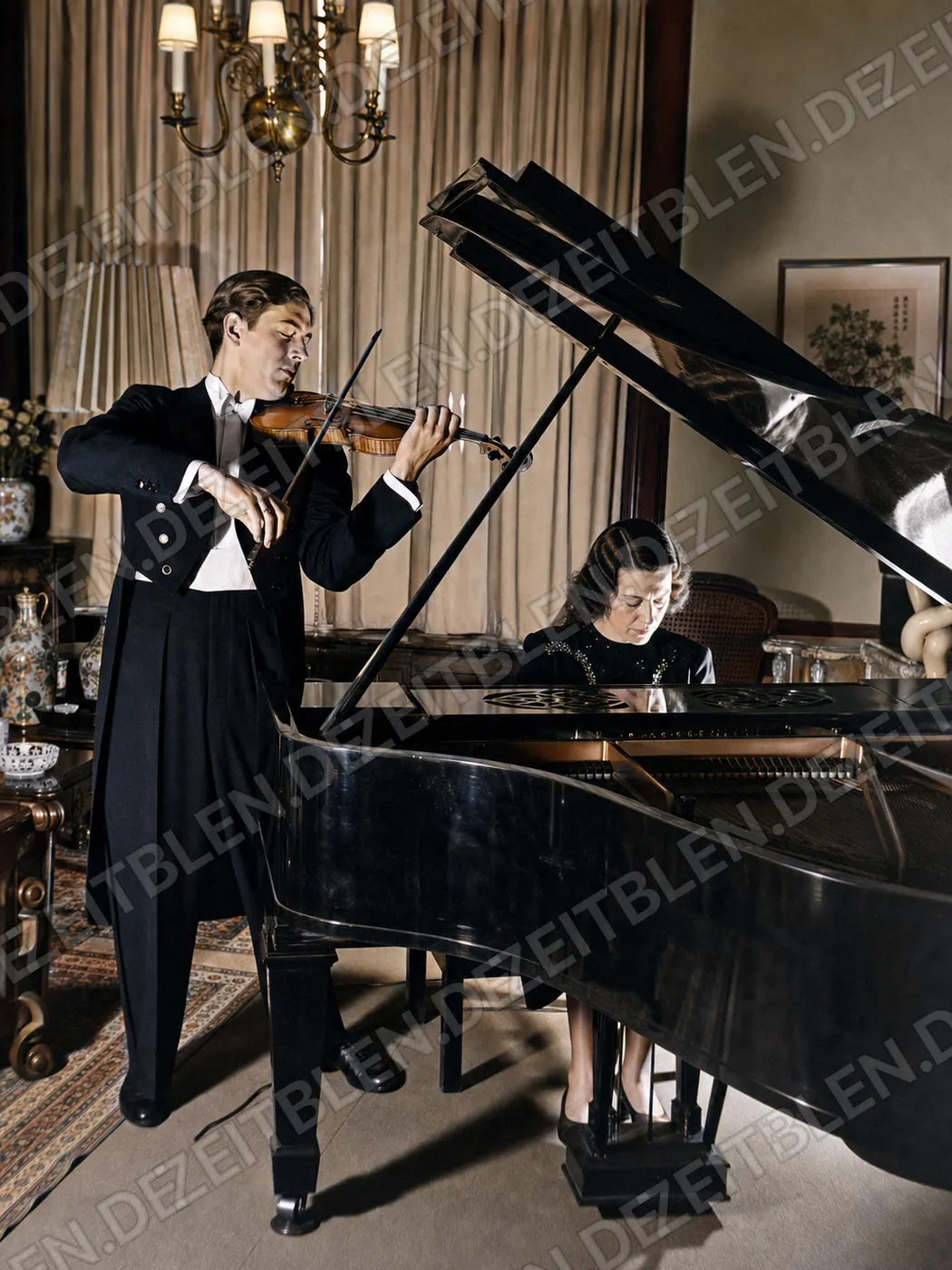 Violinist am Klavier bei einem Kammerkonzert