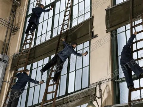 Arbeiter reinigen hohe Fenster einer AEG-Fabrikhalle