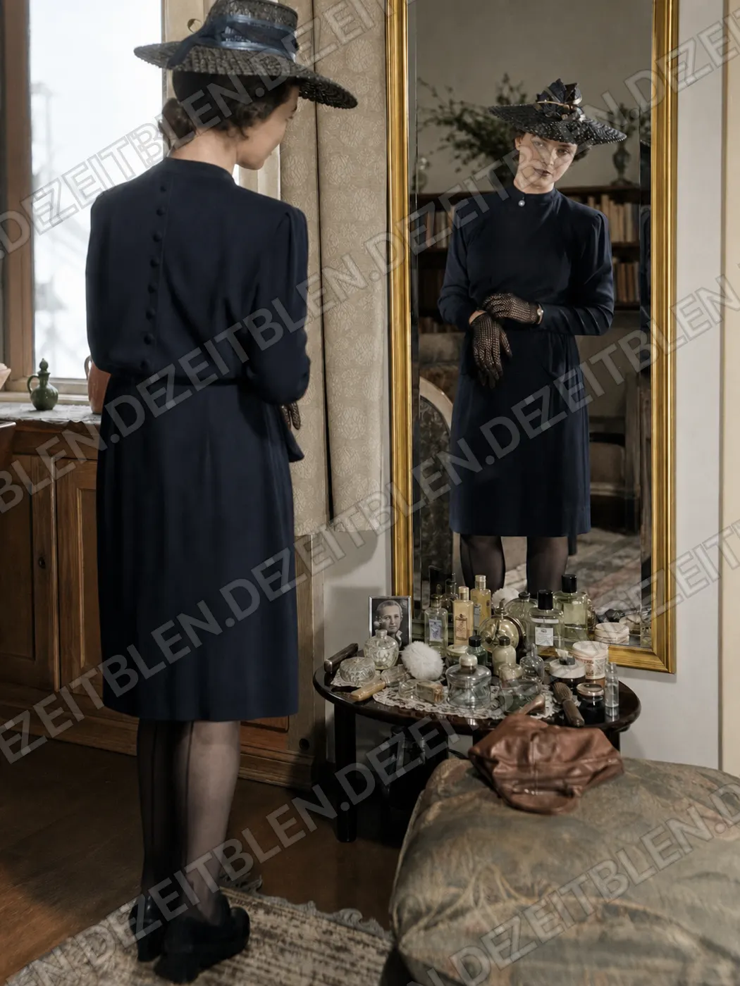 Die Dame blickt in den Spiegel , 1930 er Jahre in Berlin.