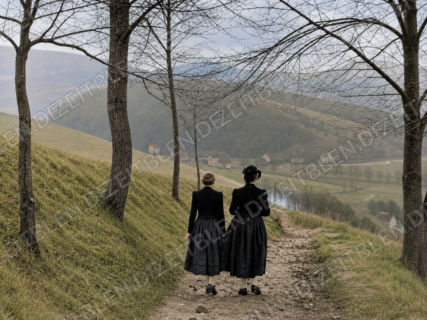 Fruehlingswanderung zweier Frauen