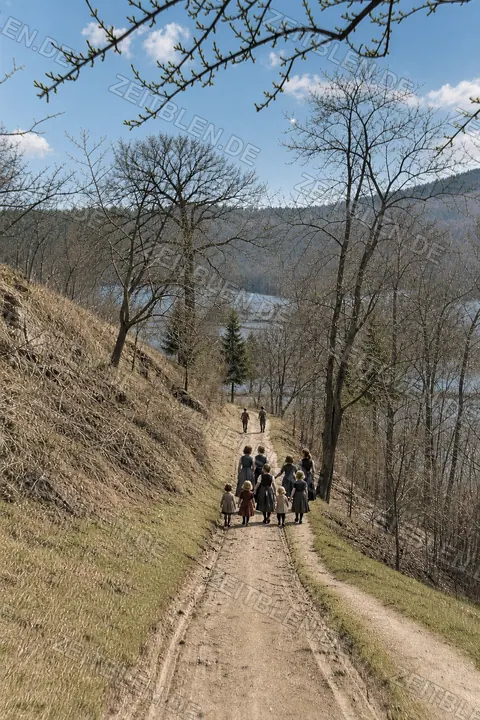 Frühlingsausflug an einem Bach oder Parkgewässer