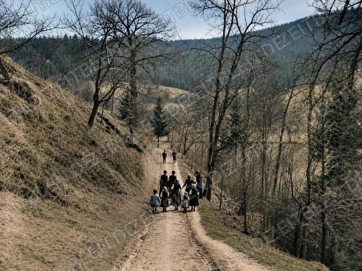 Frühlingsausflug auf einem Waldweg in den 1930er Jahren
