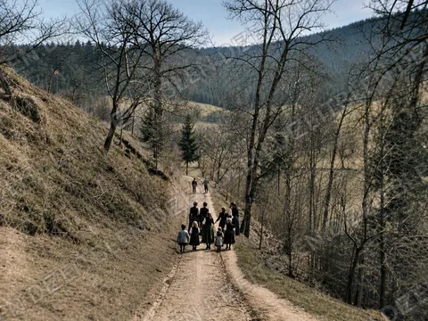 Frühlingsausflug auf einem Waldweg in den 1930er Jahren