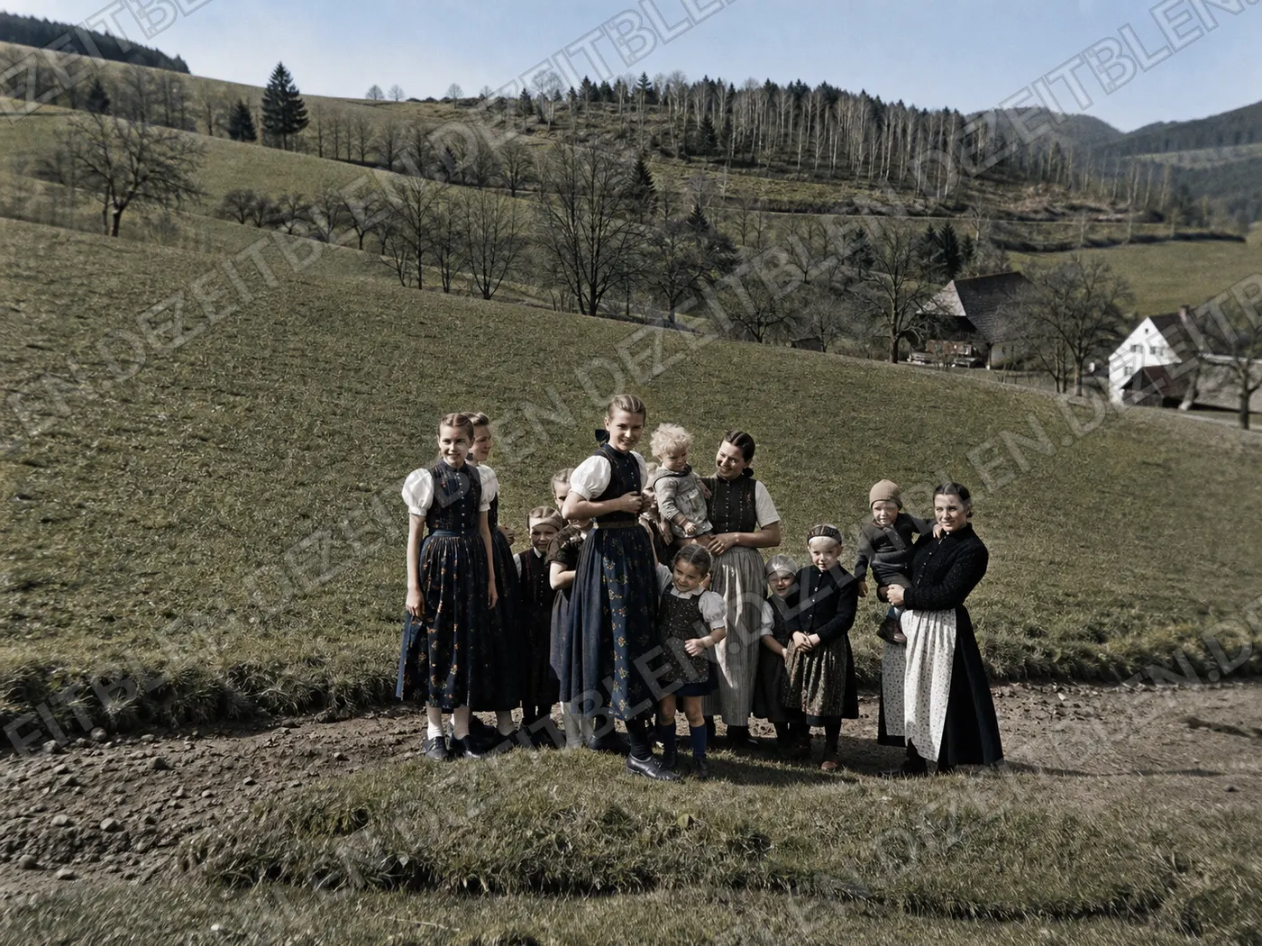 Große Familiengruppe auf einer Wiese in den 1930er Jahren
