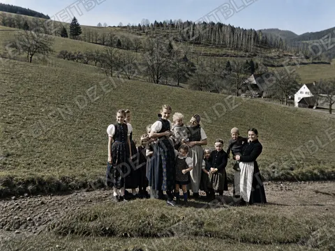 Große Familiengruppe auf einer Wiese in den 1930er Jahren