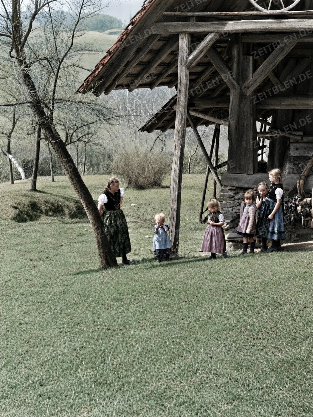Kinder auf dem Hof eines Bauernhauses in den 1930er Jahren